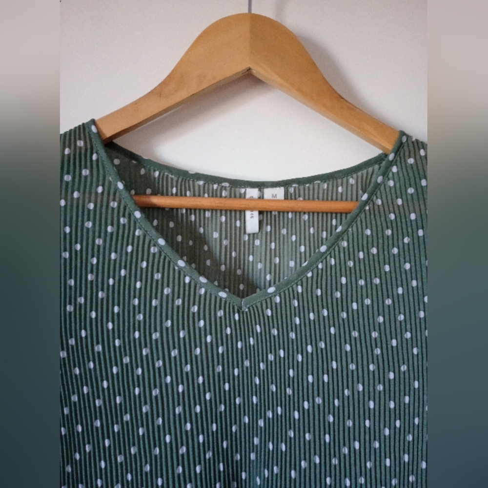 Green Polka Dot Pleated Blouse Size Medium - Picture 12 of 15